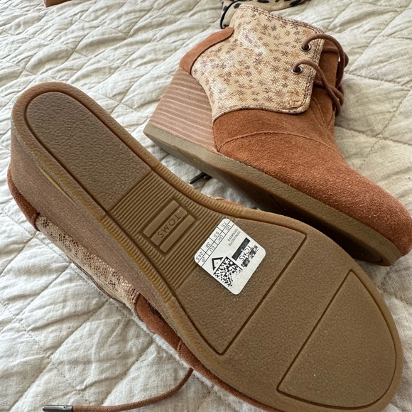 TOMS Women's Tan Wedge Booties - Picture 5 of 6